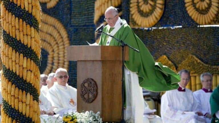 Pope urges hospitality in Paraguay