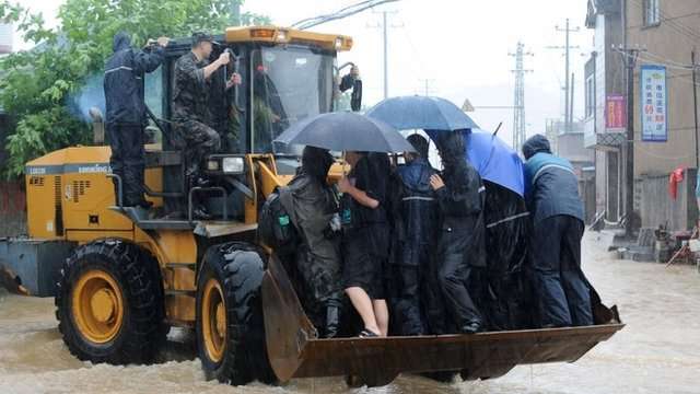 VIDEO: China typhoon leaves thousands stranded