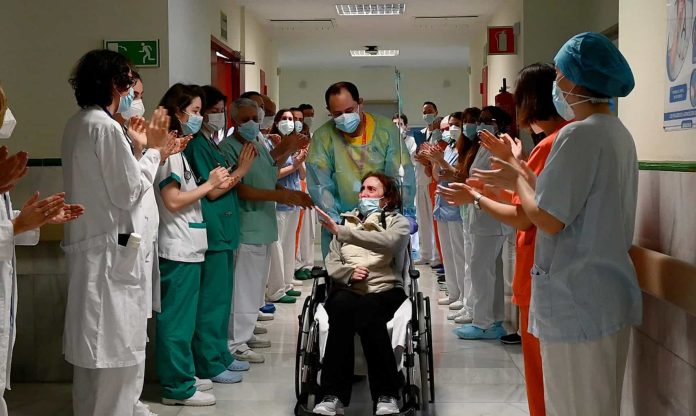 Elsa being applauded in her release from the hospital. Notes: Picture provided by the hospital (H. Gregorio Maranon/Newsflash)