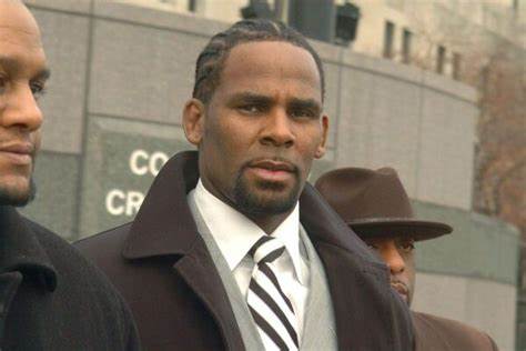 Photo of R. Kelly outside courthouse