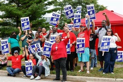 Photo of UAW workers on strike